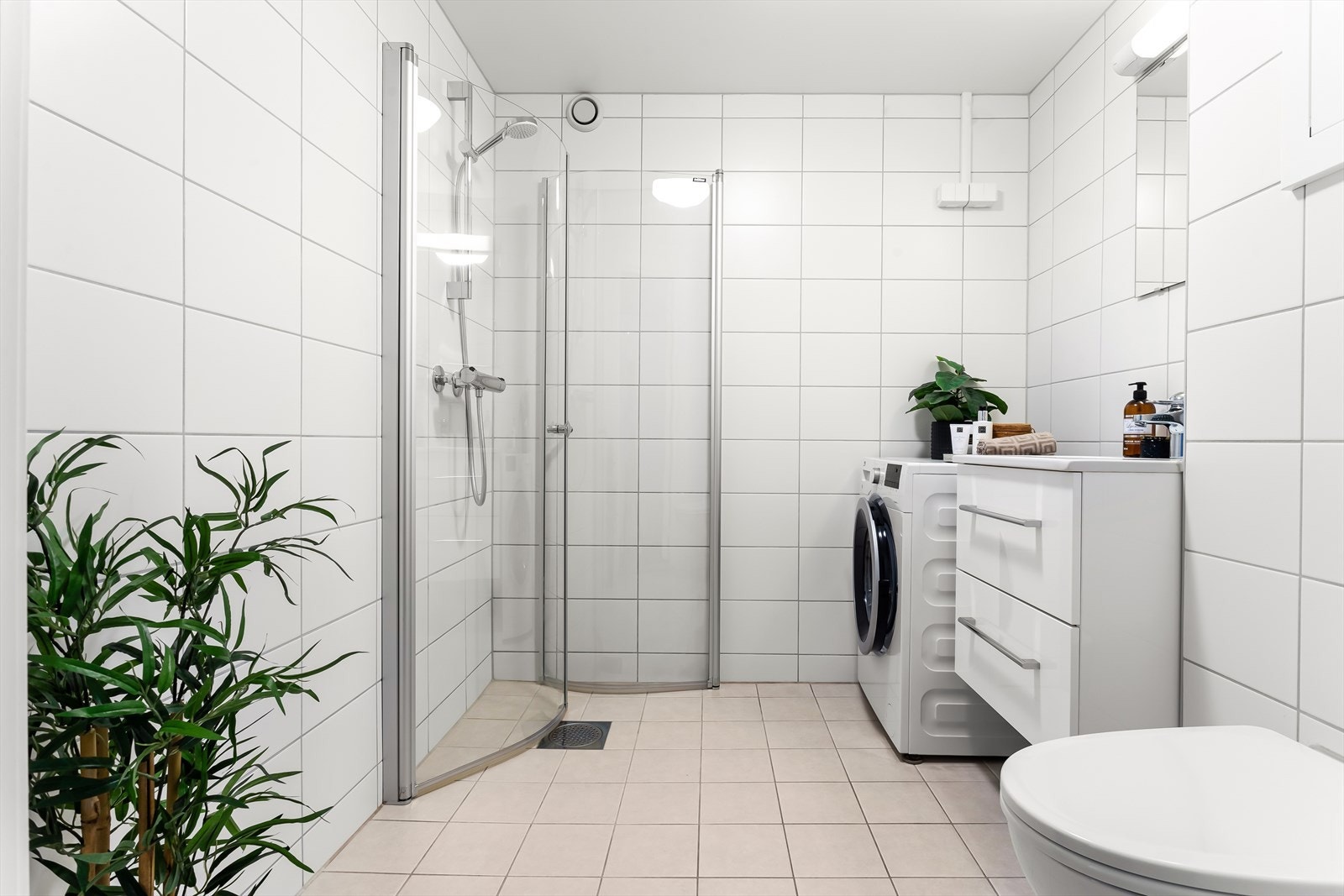 Delikat og stort bad (2018) med opplegg til vaskemaskin (inkl. i handelen) og varme i gulv. Galleribilde