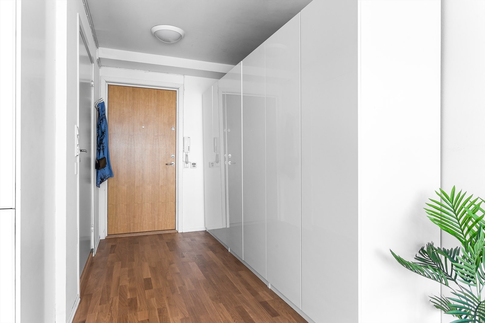 Ved inngangsdøren er det satt opp flere garderobeskap (medfølger) - her det mye lagringsplass. Galleribilde