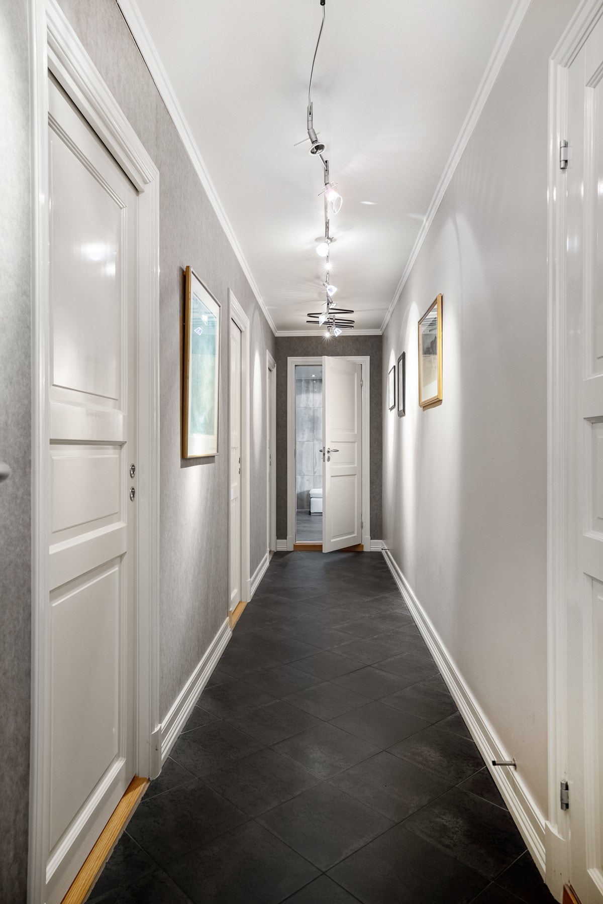 Fra gangen mot bl.a.velværerommet/badet Galleribilde
