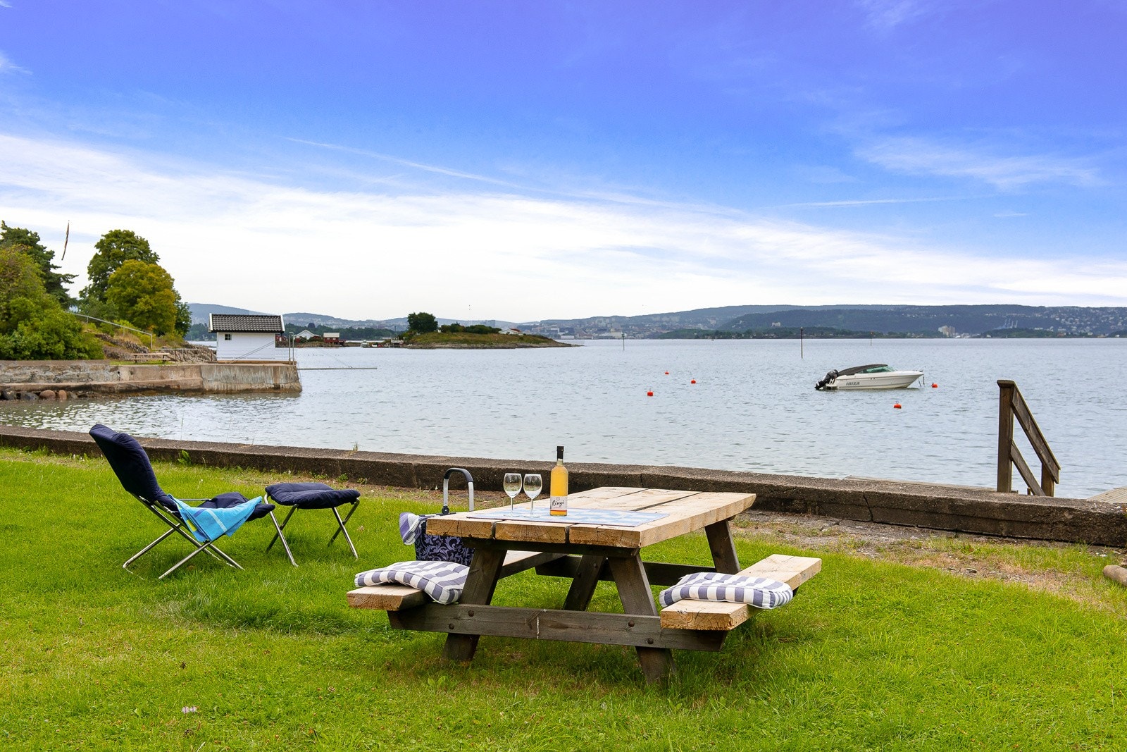 Strandparsellen med bade- og lekemuligheter - kaffe- og saftstund i vannkanten Galleribilde
