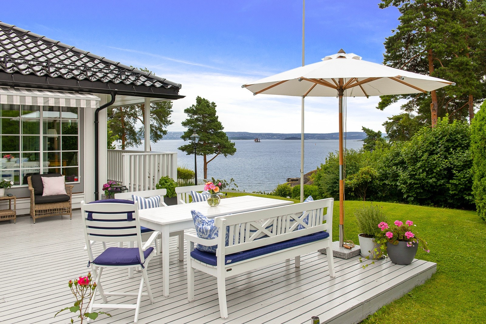 Utgang fra stuen til herlig terrasse og hage samt strandparsellen - Fantastisk, skiftende utsikt med båtliv mm Galleribilde