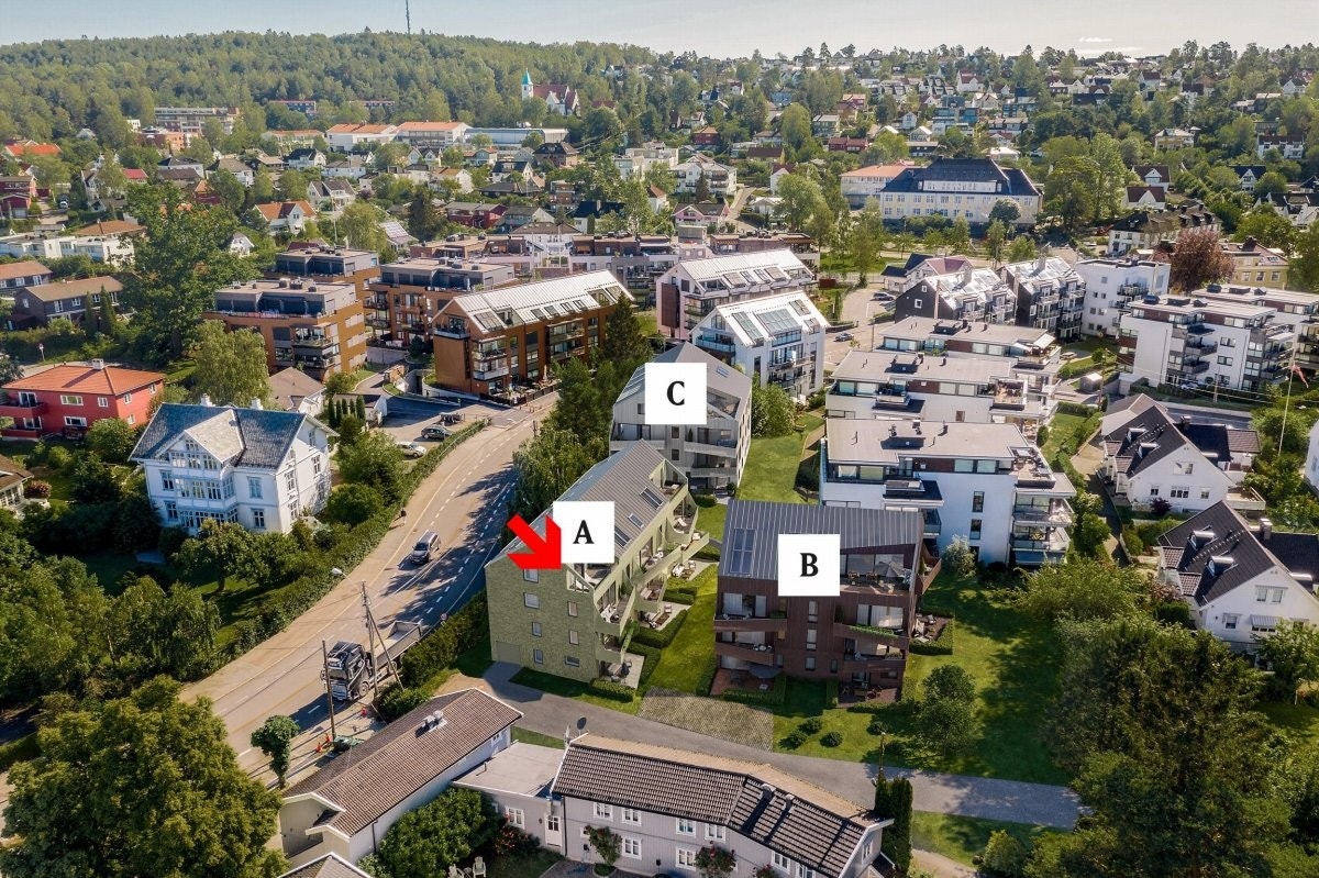 Illustrasjon - avvik vil forekomme. Leiligheten ligger i bygg A - på venstre side av bygget sett fra syd og med takterrassen mot syd Galleribilde