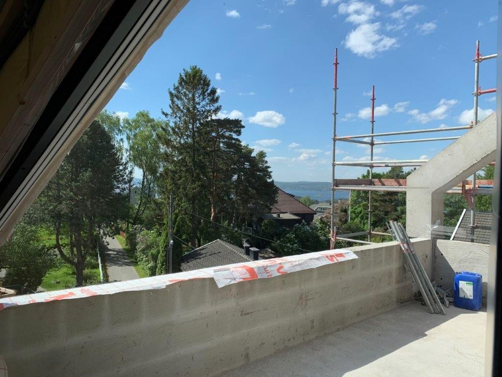 Solrik og luftig takterrasse mot syd og vest - bilde tatt fra leiligheten A11 Galleribilde