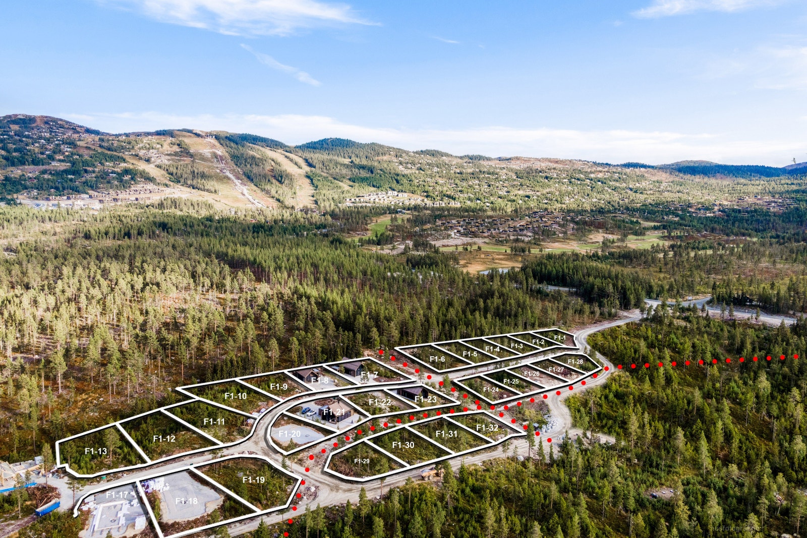 På prosjektets hjemmeside finner man en oversiktlig tomtevelger. https://www.nesbyenfjellgrend.no/tomtevelger/ Galleribilde