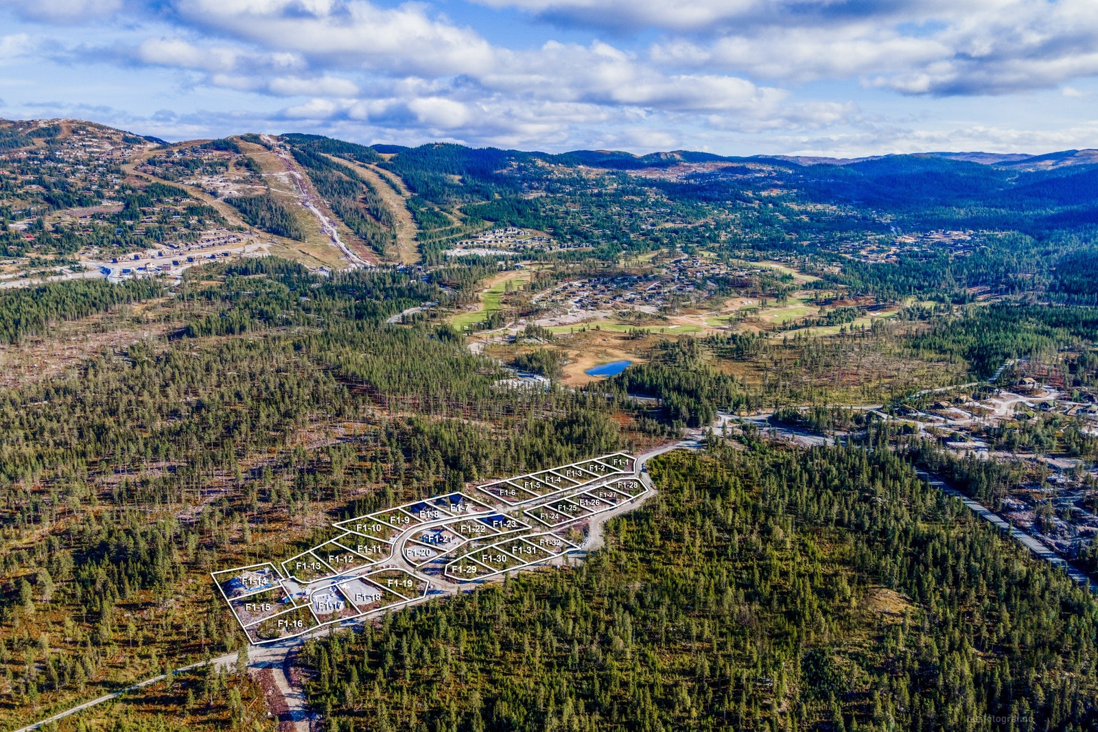 På prosjektets hjemmeside finner man en oversiktlig tomtevelger. https://www.nesbyenfjellgrend.no/tomtevelger/ Galleribilde