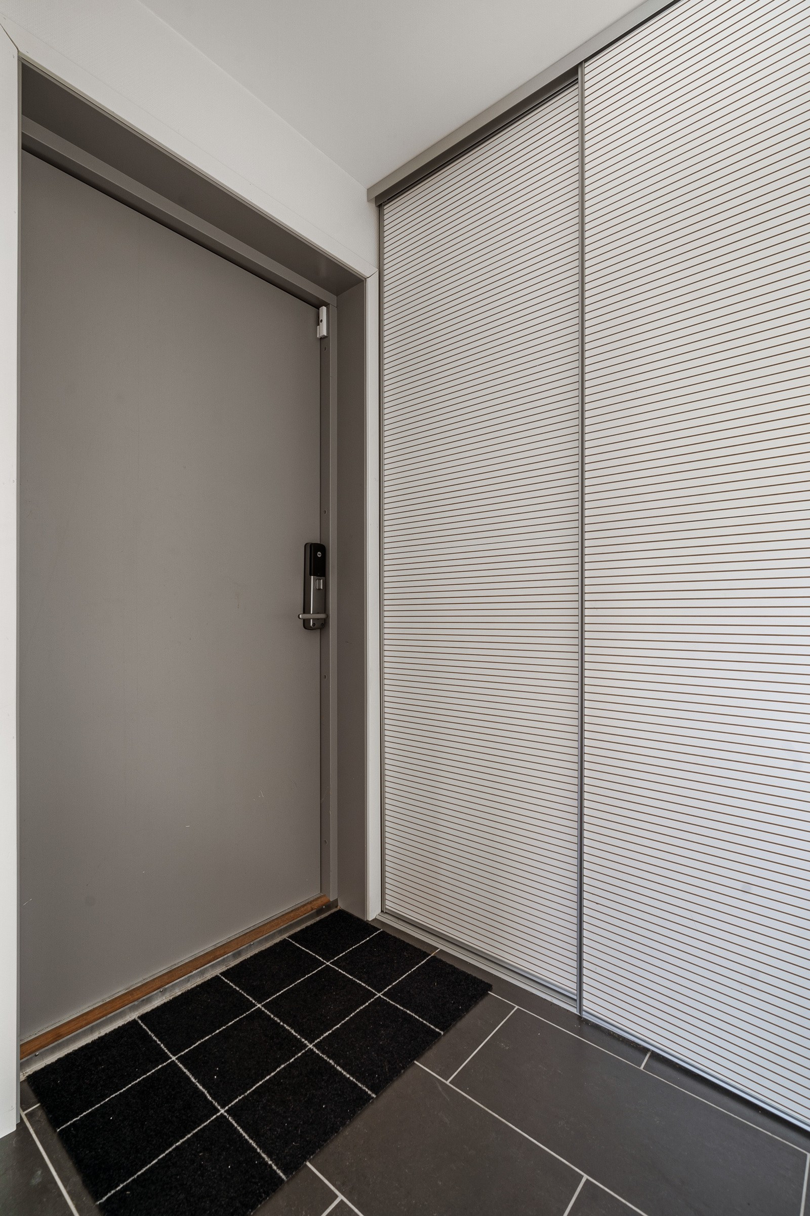 Det er egen entré til leiligheten i 2. etasje. I entréen er det en praktisk skyvedørsgarderobe