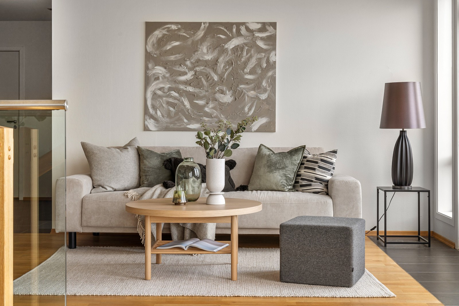 Det er gjennomgående moderne standard med gjennomførte farge- og materialvalg!