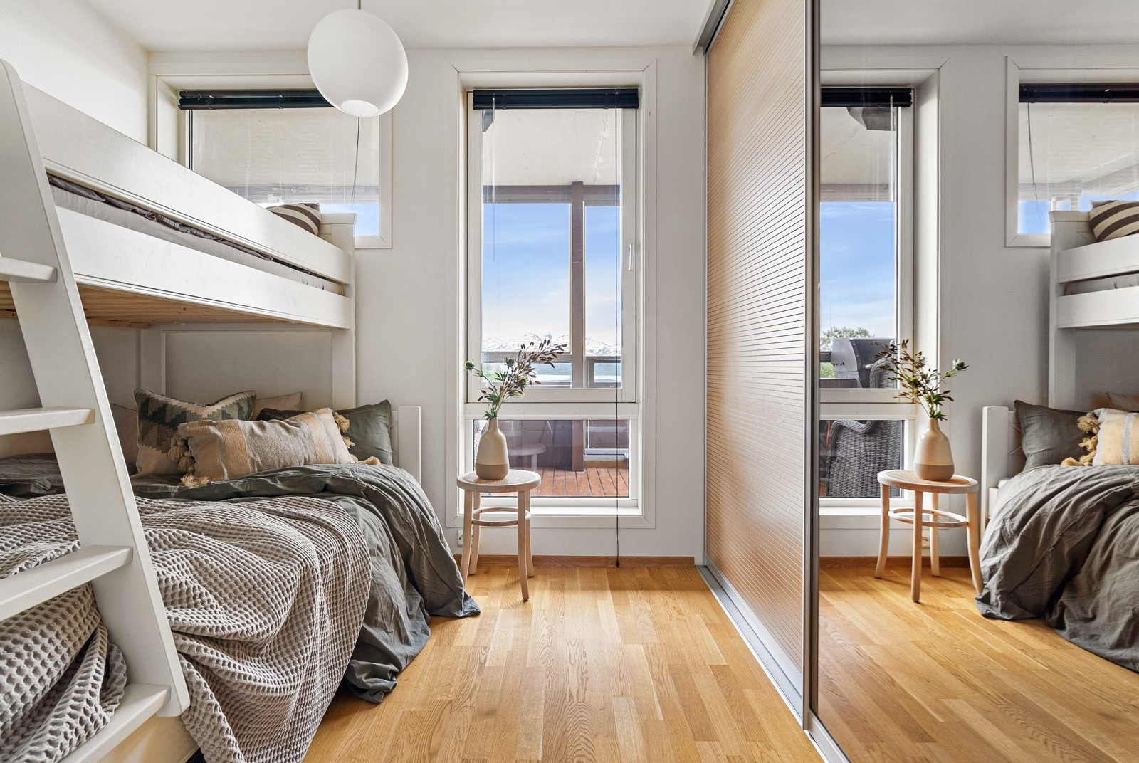 På soverom 2 er det også en praktisk skyvedørsgarderobe