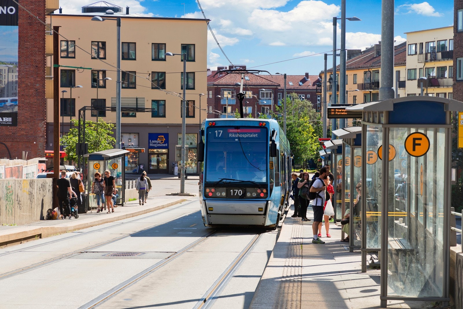 Området har et av Oslos beste tilbud av offentlig kommunikasjon. Her går det både buss, trikk og t-bane som kan ta deg til alle kanter av byen. Galleribilde