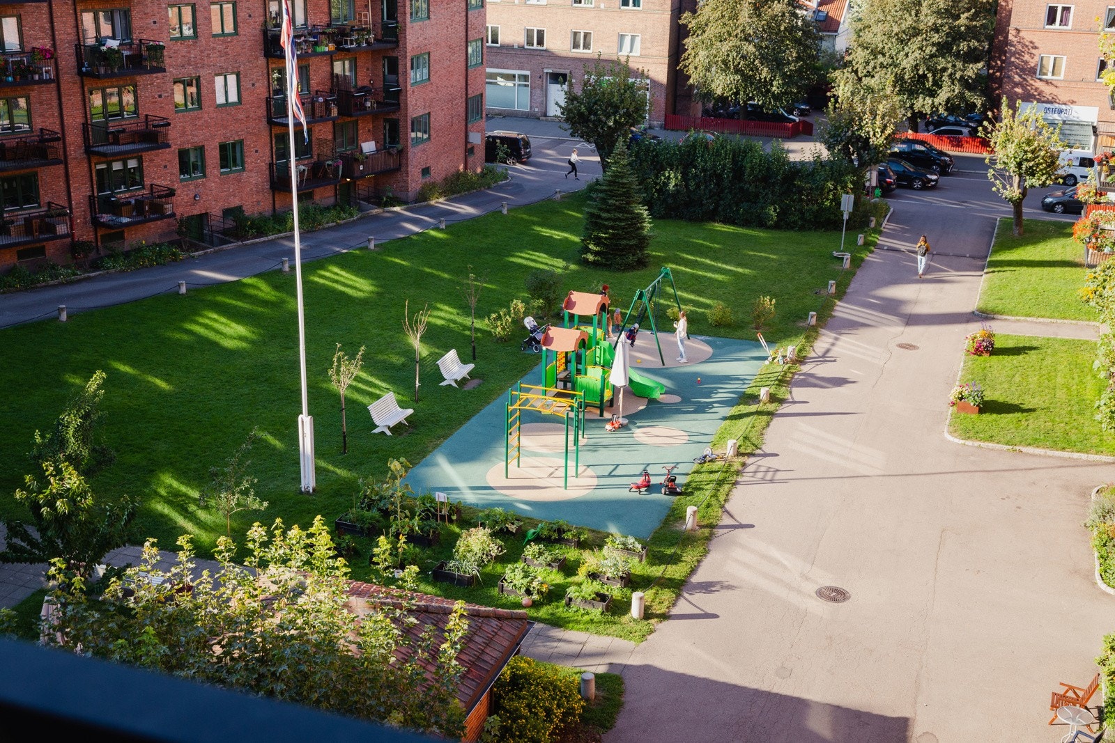 Flott utsyn over en fantastisk bakgård, til glede for store og små, tildelt Bymiljøetatens hagediplom 2020. Galleribilde