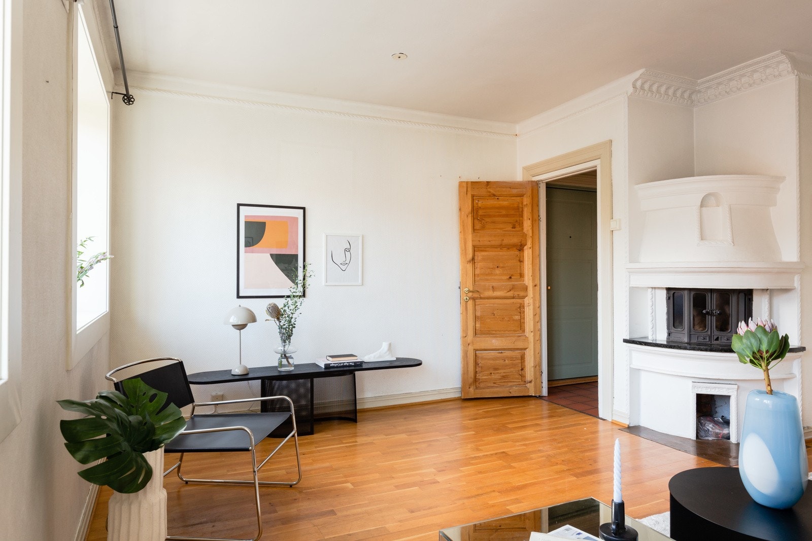Den gode planløsningen legger til rette for flere soner i stuen, og det er rom for en hyggelig spisegruppe. Galleribilde
