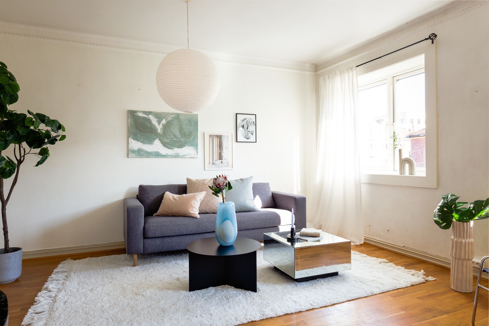 Dette er et lyst og hyggelig rom som følge av store vindusflater og generøse mengder med naturlig lys. Galleribilde
