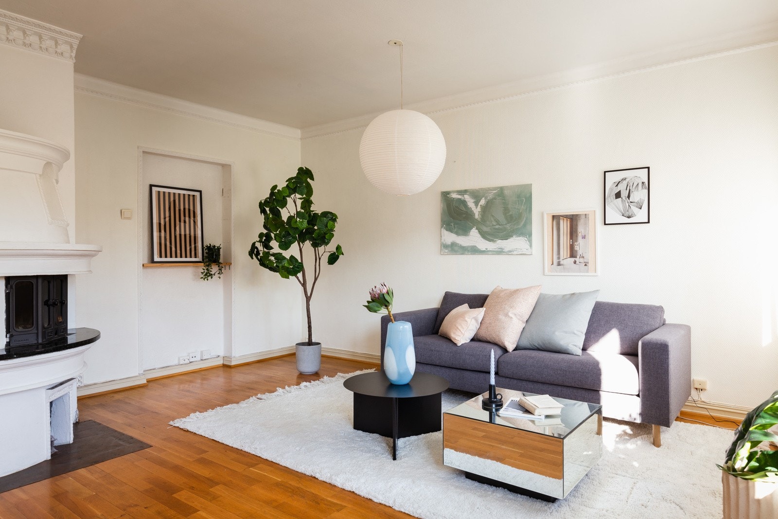 En tiltalende og romslig stue med lysmalte overflater. Galleribilde