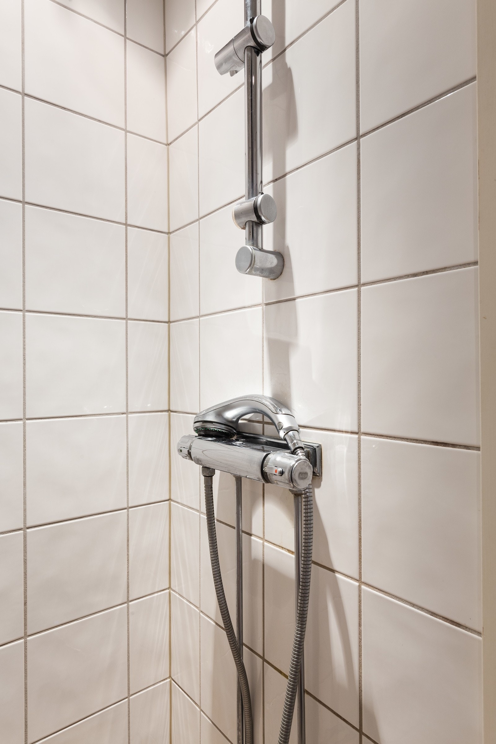 Innredning og garnityr på bad fremstår med med dusjplass, servant, speil, overskap og wc. Galleribilde