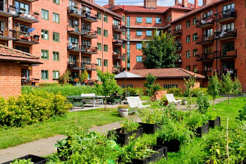 På vår- og sommerhalvåret kommer virkelig denne leilighetens plassering til sin rett; når du kan sole deg på balkongen, slappe av på plenen, grille på fellesgrillene med gode naboer eller bare gå rett ut i oslonatta og nyte byen! Galleribilde