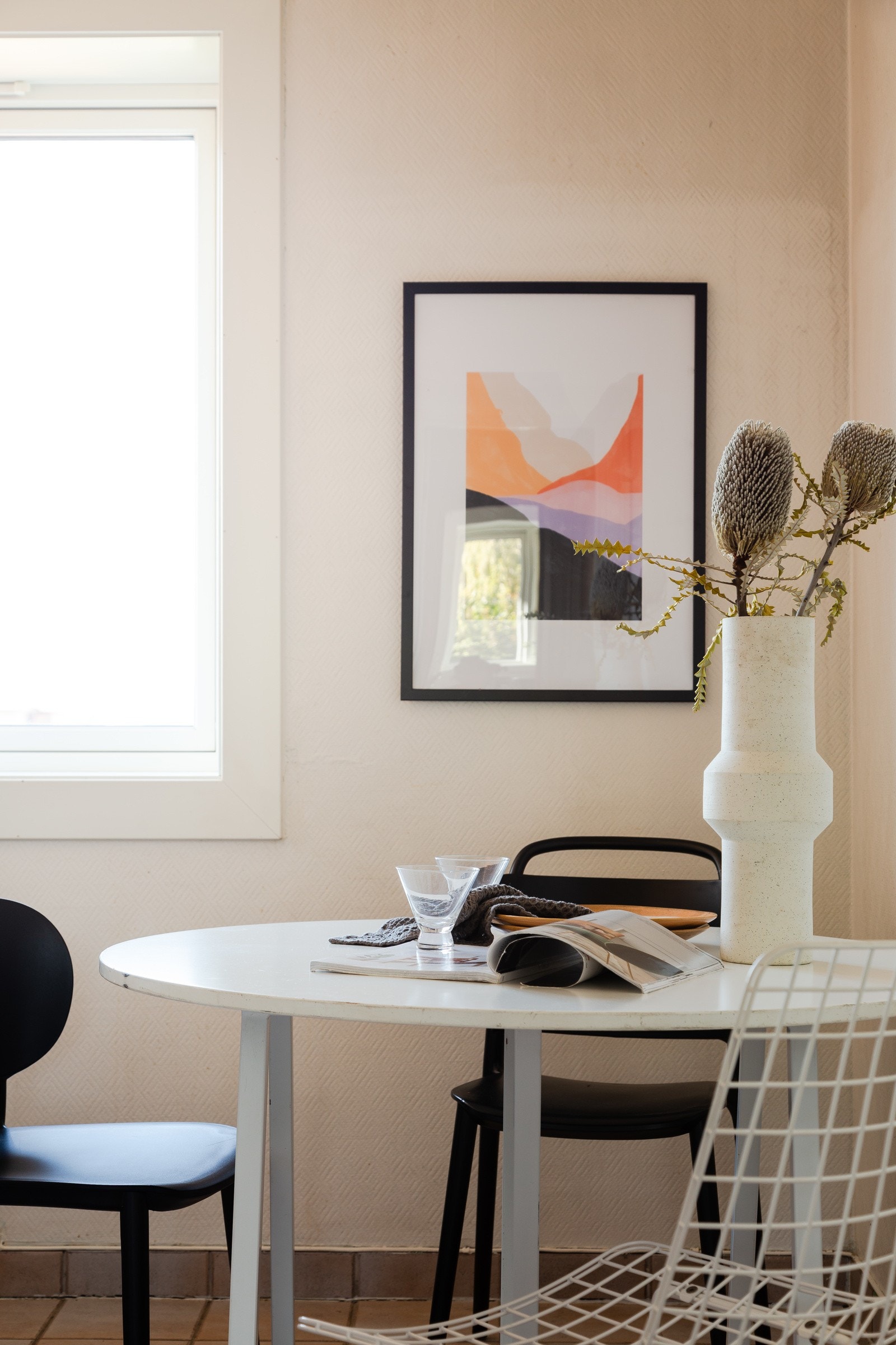 Her er det i tillegg rom for en hyggelig spiseplass - perfekt for en god frokost! Galleribilde