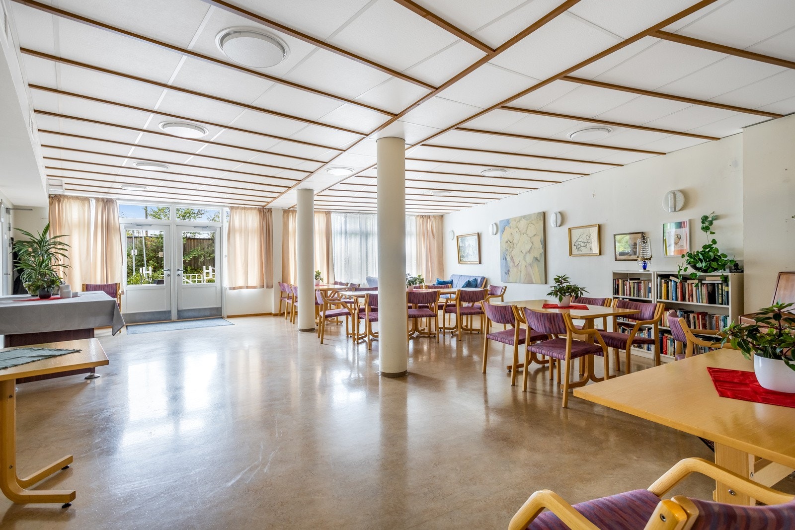 Felles stue med adkomst til bakhage med pent opparbeidet grøntareal Galleribilde