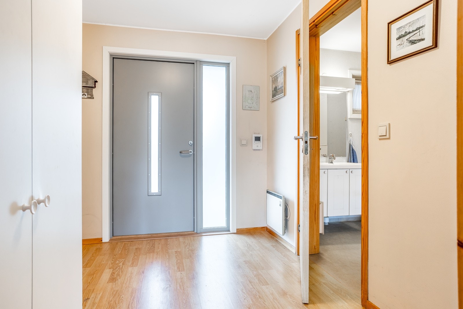 Entré med plass til yttertøy Galleribilde