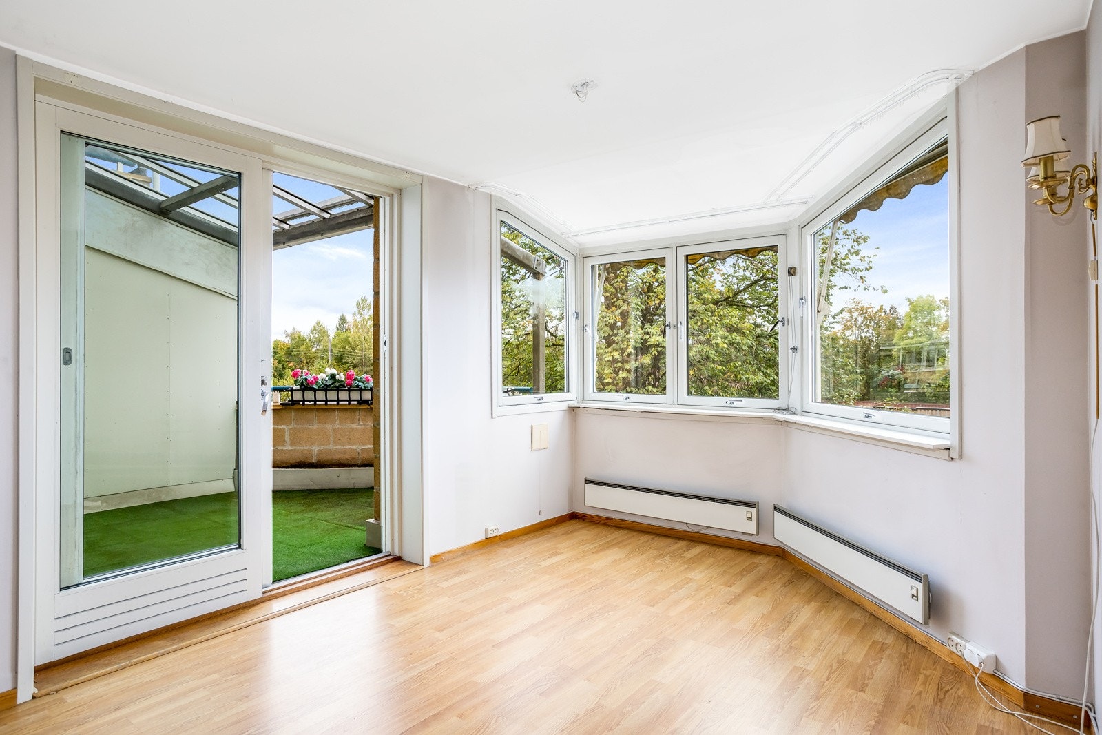 Solrik syd sydvestvendt balkong med adkomst fra stue Galleribilde