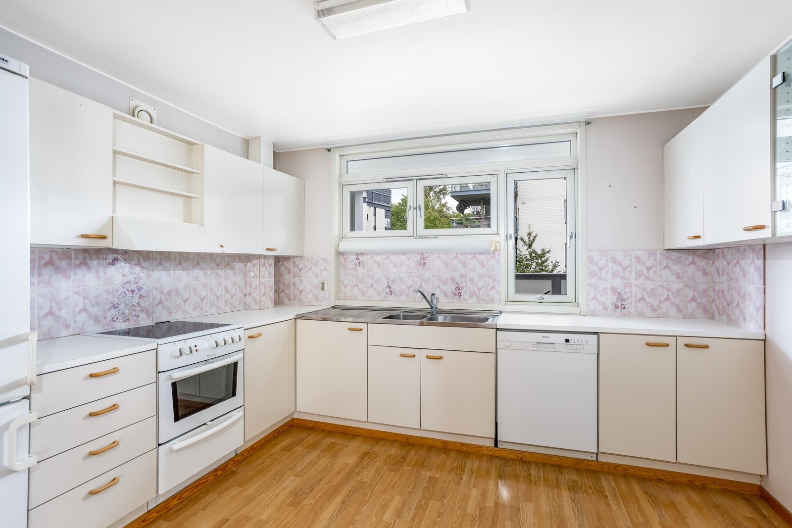 Kjøkkeninnredning med mye benkeplass. Opplegg for oppvaskmaskin. Galleribilde