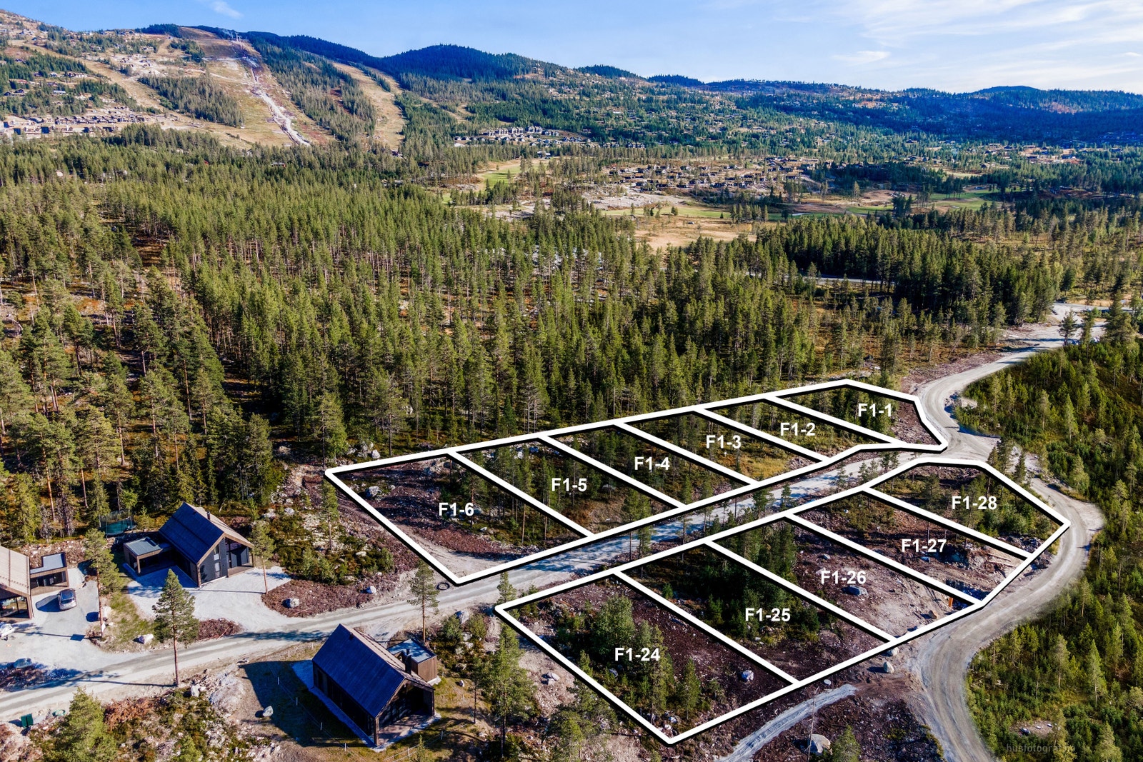 Besøk prosjektets hjemmeside for en oversiktlig tomtevelger: https://www.nesbyenfjellgrend.no/tomtevelger/ Galleribilde