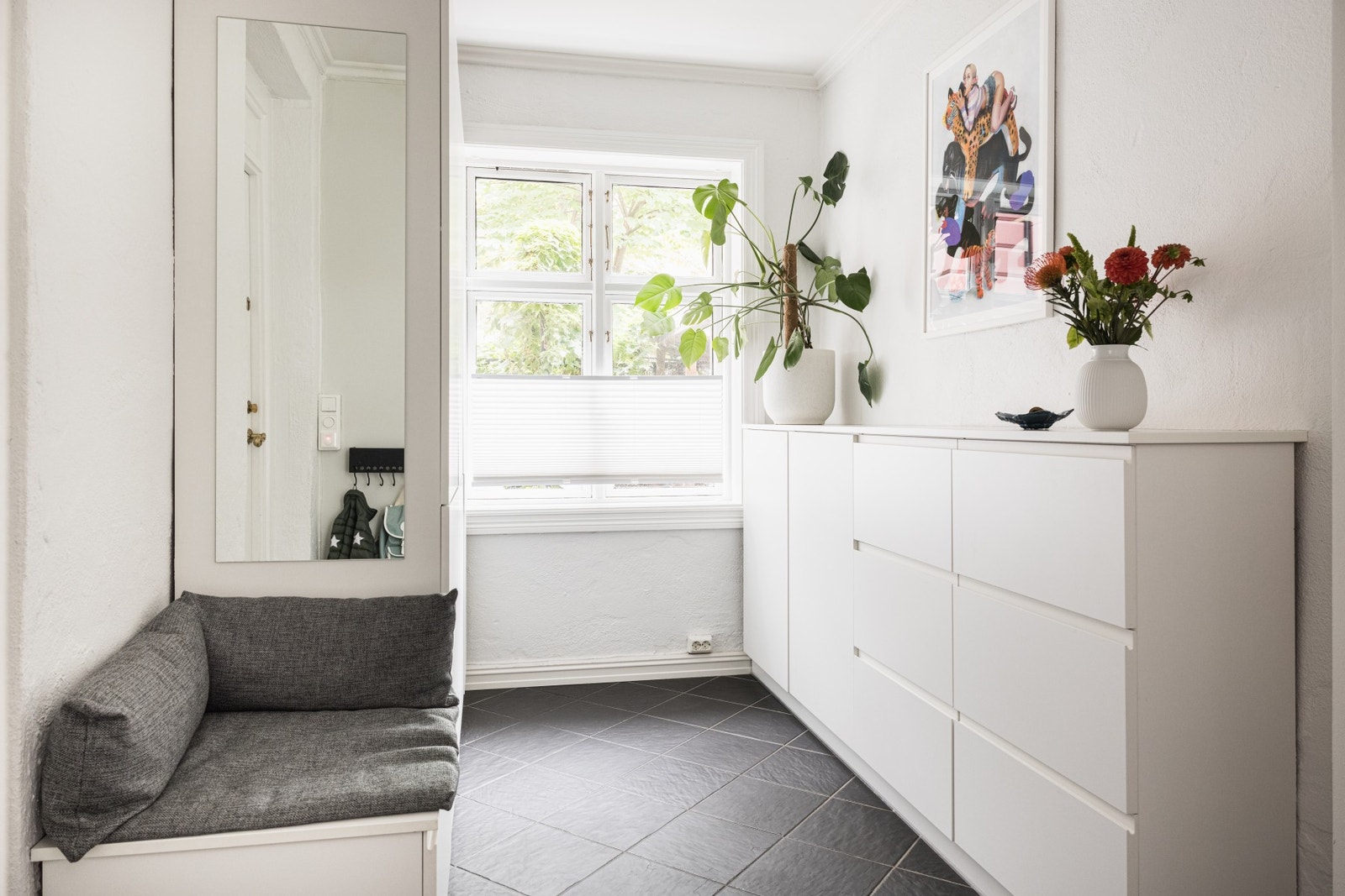 Praktisk entré med flislagte gulv. Galleribilde