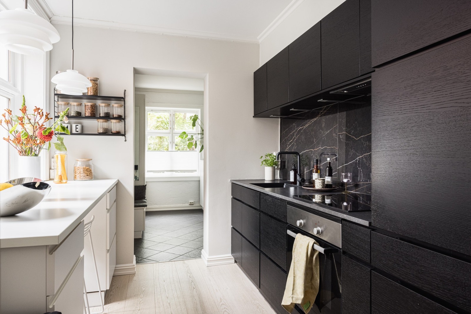 Dekorativt kjøkken fra 2017. Kjøkkeninnredningen ble utvidet med bl.a. nye overskap 2019. Galleribilde