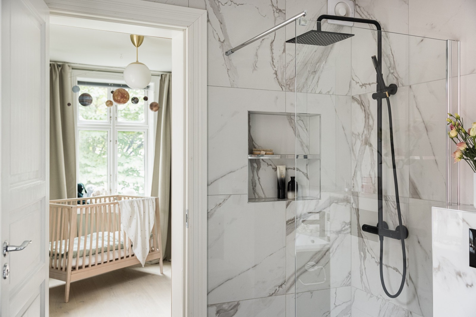 Flott baderom med marmorfliser oppusset 2019. Galleribilde