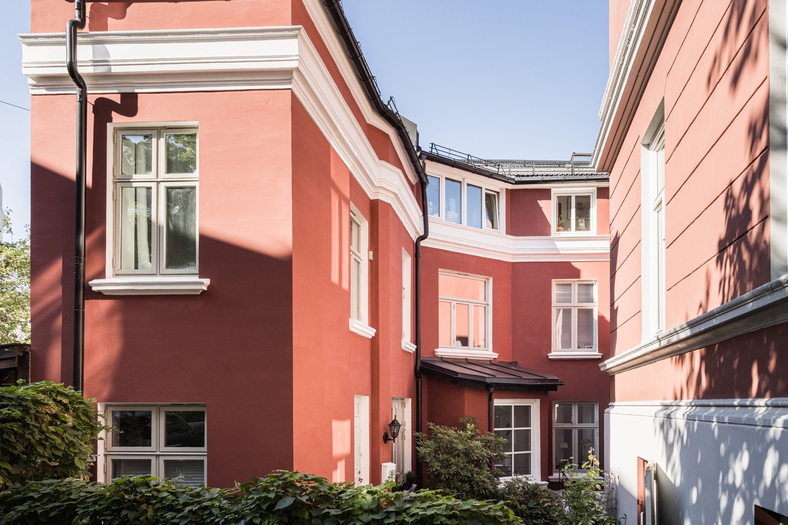 Flott bygård med pen fasade. Galleribilde