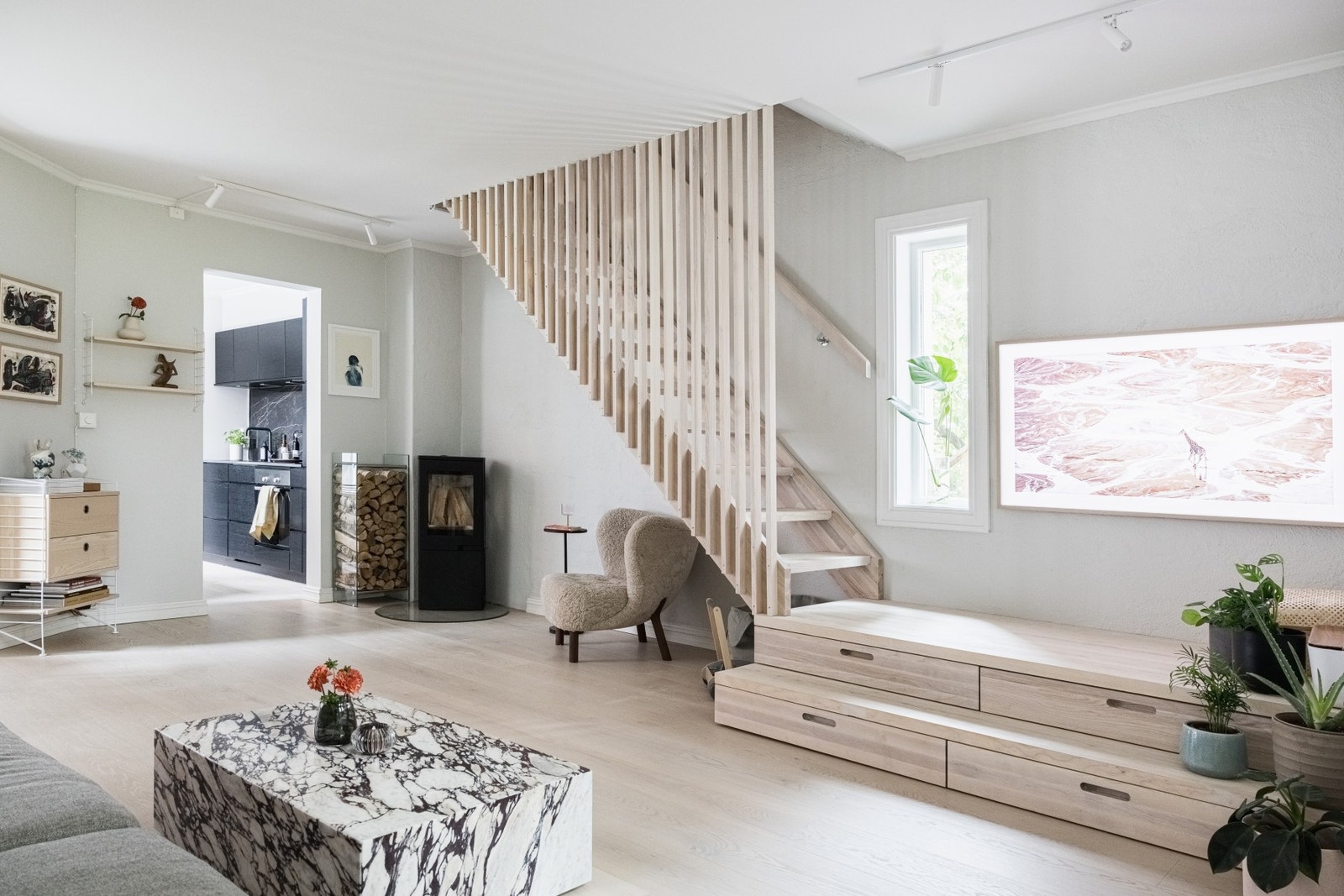 Praktiske skuffer integrert i trappesatsen. Galleribilde