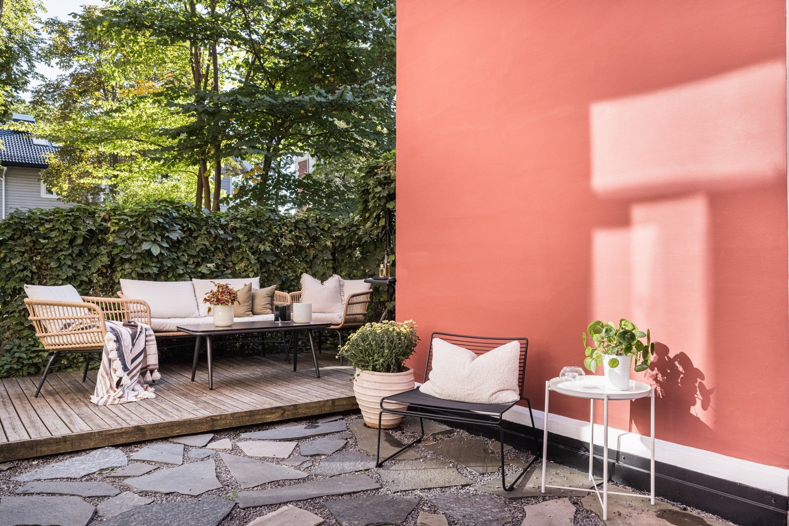 Herlig bakgård med idyllisk opparbeidelse. Galleribilde