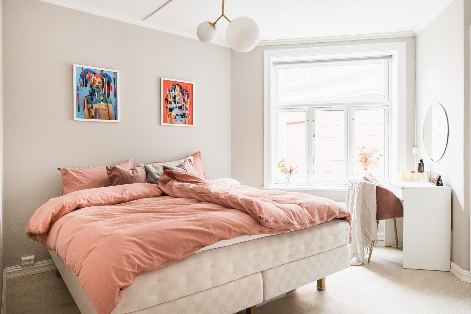 Romslig hovedsoverom med svært lys atmosfære. Galleribilde