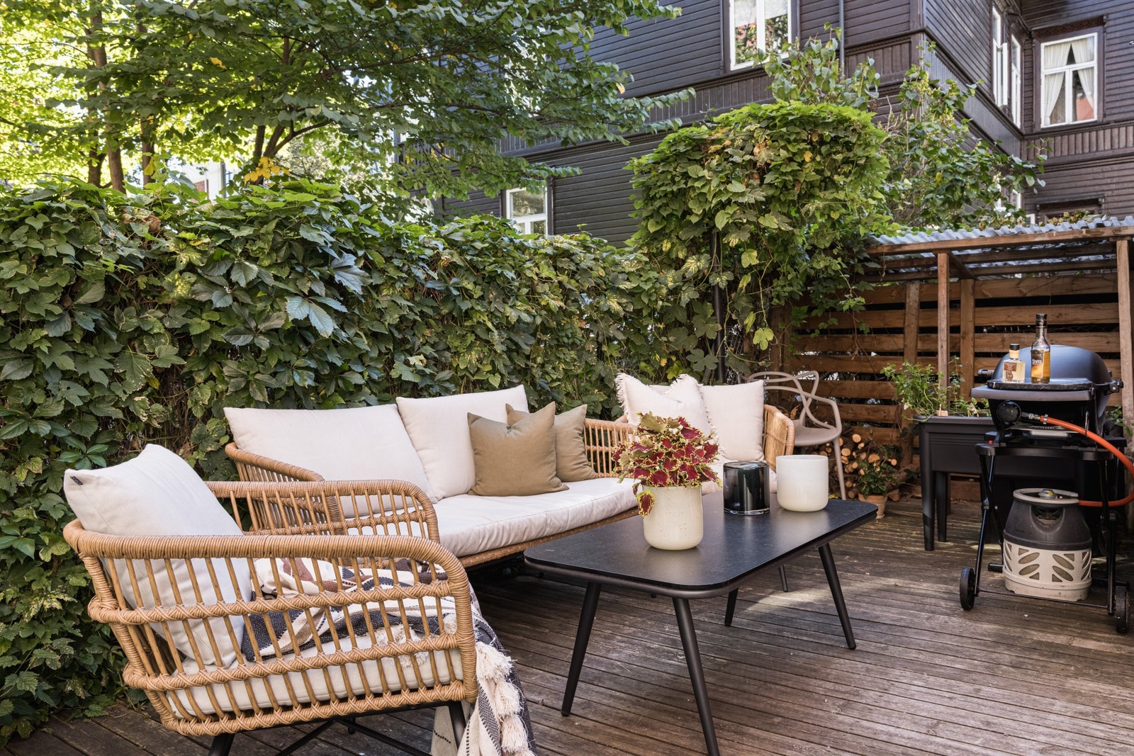 Dekorativt møblement som er selger sitt. Terrassen står på fellesarealet. Galleribilde