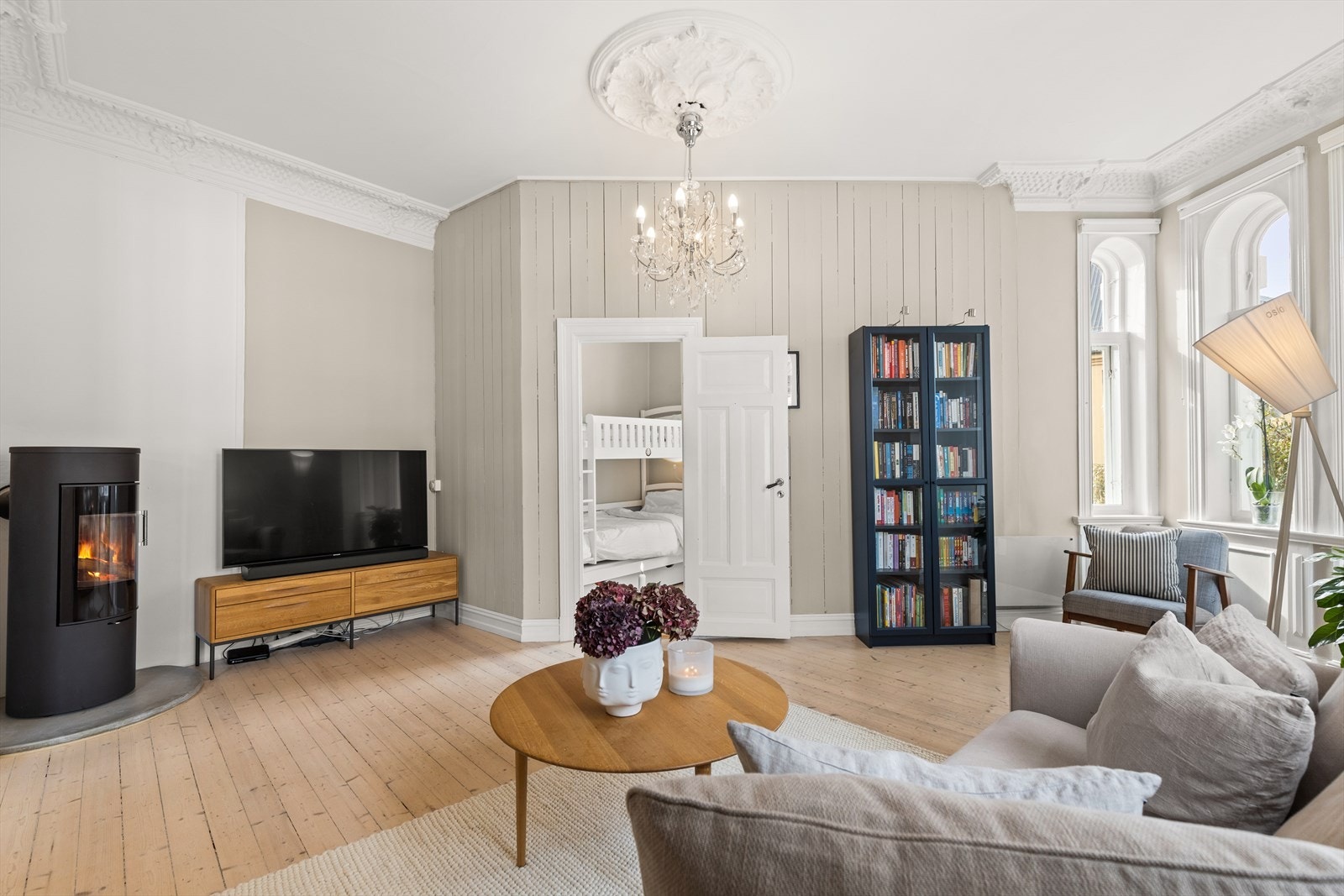 God plass til stor hjørnesofa og et par loungestoler for den som ønsker det. Alle rom i leiligheten har god og generøs takhøyde og denne stuen er intet unntak. Galleribilde