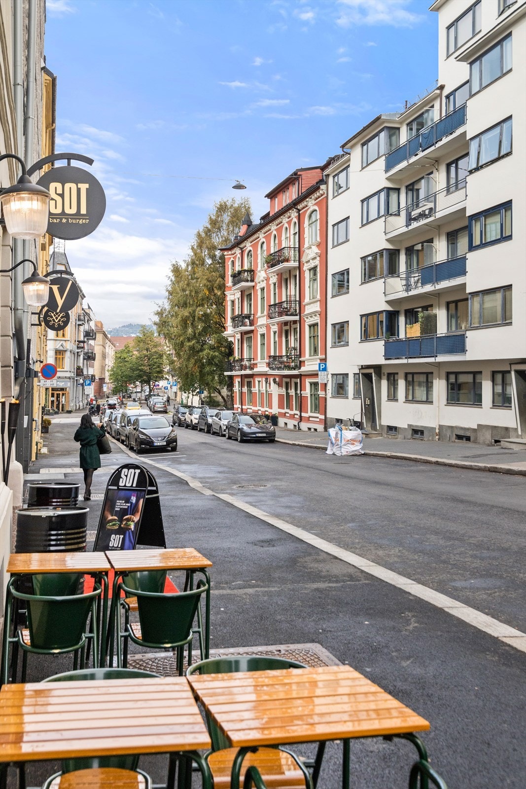 Det er også kort vei til flere populære treningssentre. Bogstadveien, Majorstuen og Hegdehaugsveien er velkjent for sitt yrende folkeliv, og ikke minst rike utvalg av butikker, kaféer, konditorier, restauranter og utesteder. Galleribilde