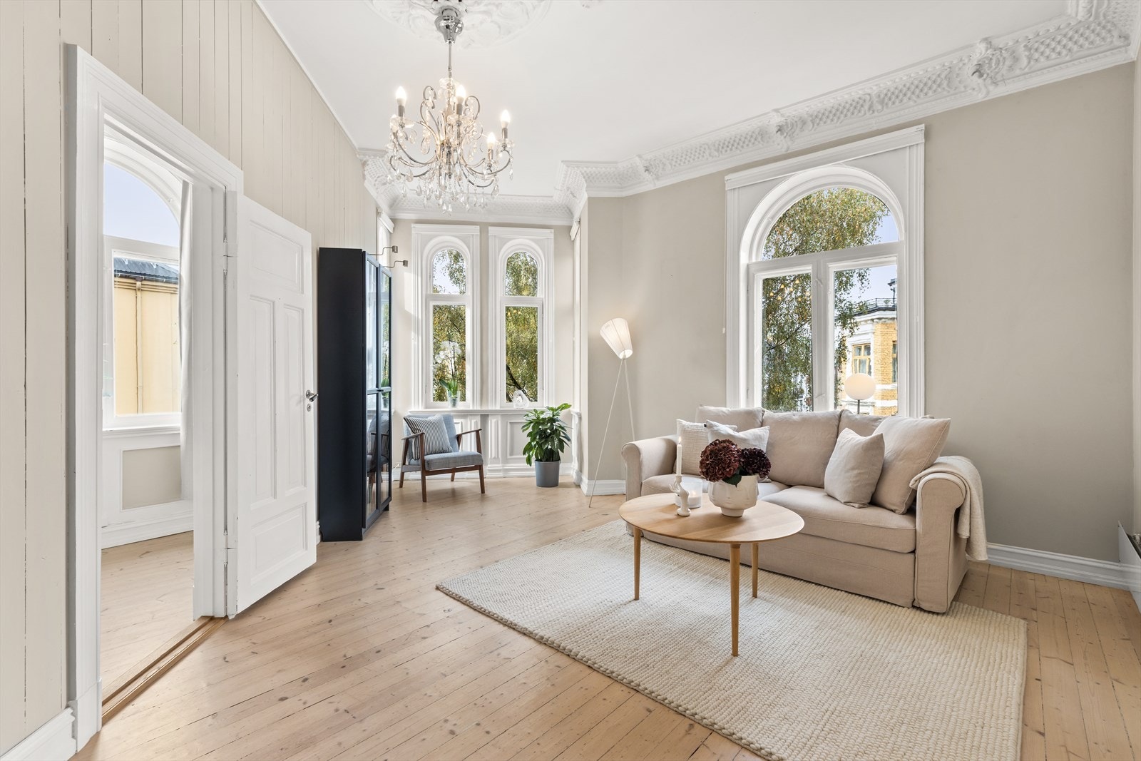 Malin Anker-Larsen v/Nordvik har gleden av å presentere Jacob Aalls gate 19A, en vakker 3-roms hjørneleilighet med flotte klassiske elementer som rosett, stukkatur , tregulv og doble fløydører. Galleribilde