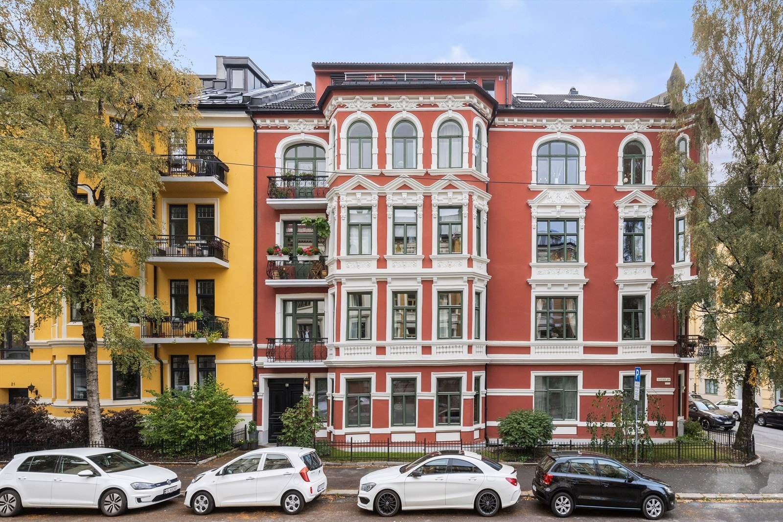 Her er det umiddelbar nærhet til et rikt servicetilbud, kaféer, restauranter og offentlig kommunikasjon. Galleribilde