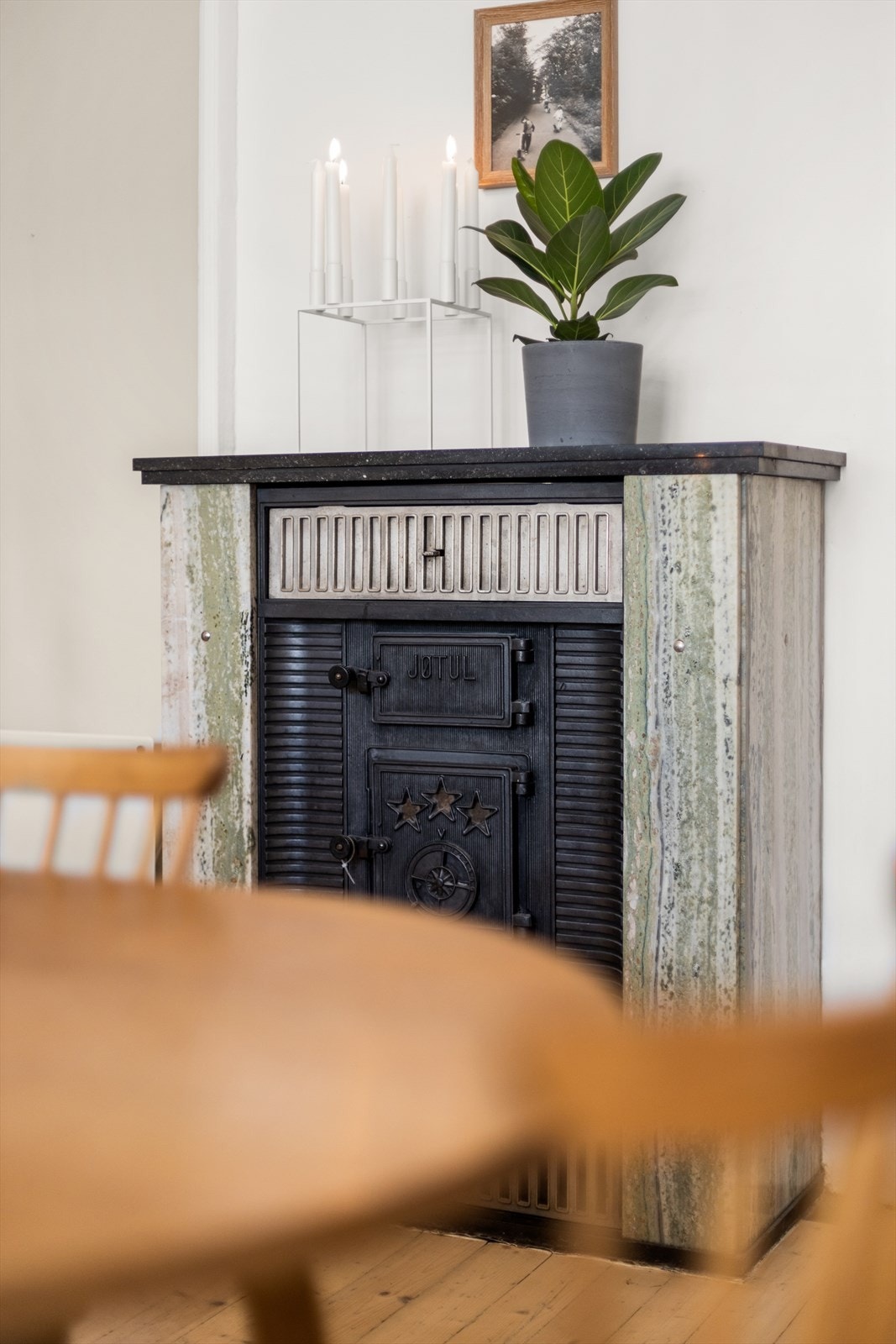 En flott, klassisk peis bidrar til ytterligere særpreg og karakter samt sørger for en lun atmosfære og gode oppvarmingsmuligheter på kalde høstkvelder. Galleribilde