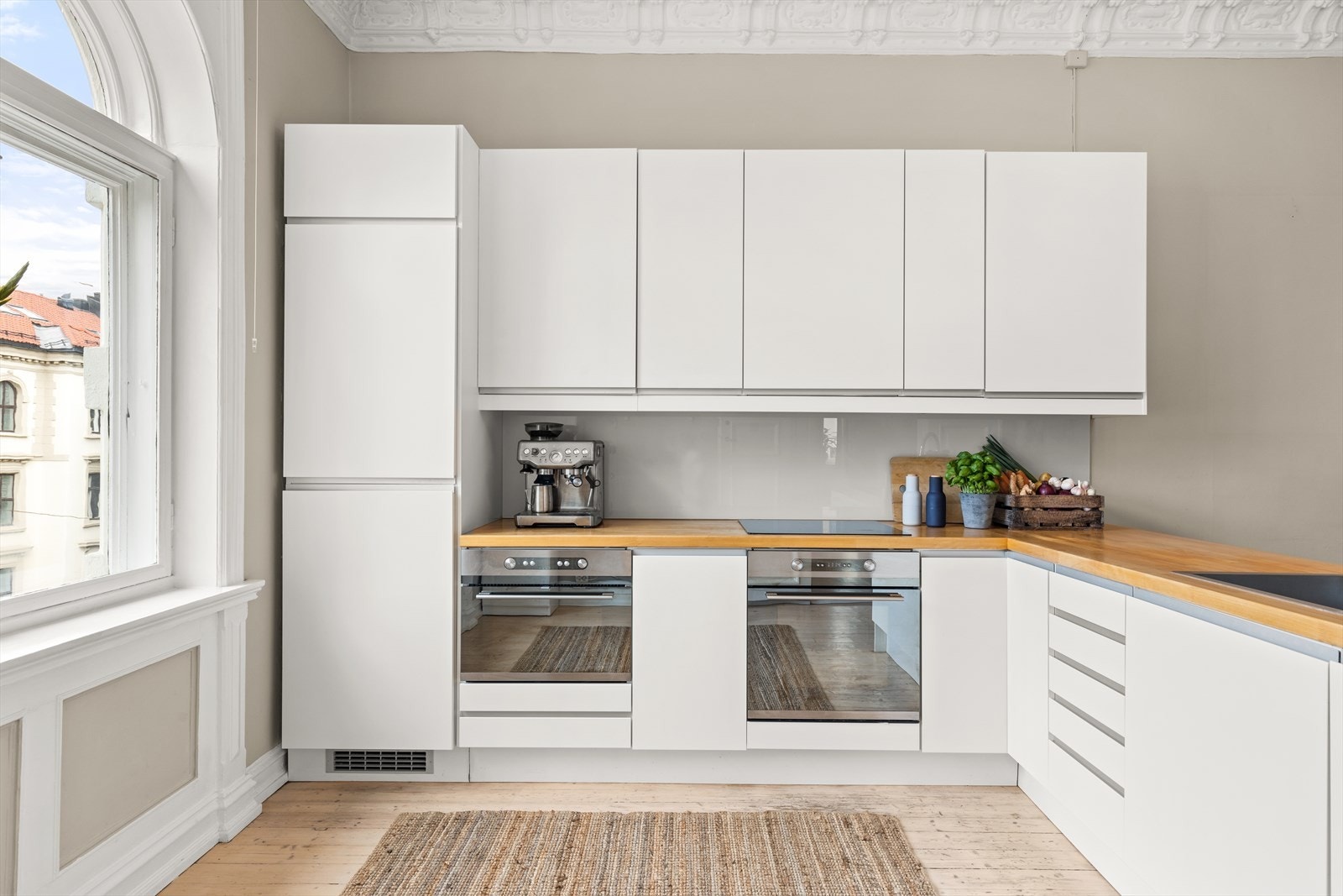 Godt med skap- og benkeplass for oppbevaring. Galleribilde