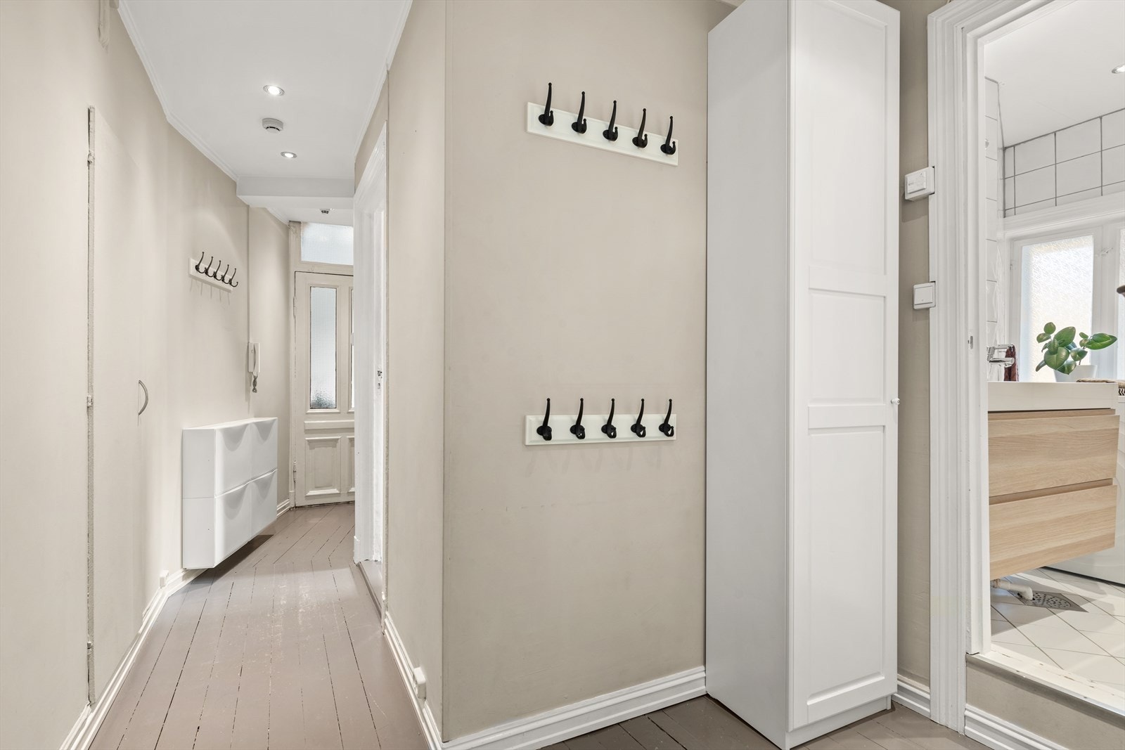 I det du kommer inn i leiligheten blir du møtt av en lys og åpen entré som gir deg et godt førsteinntrykk av leiligheten. Galleribilde