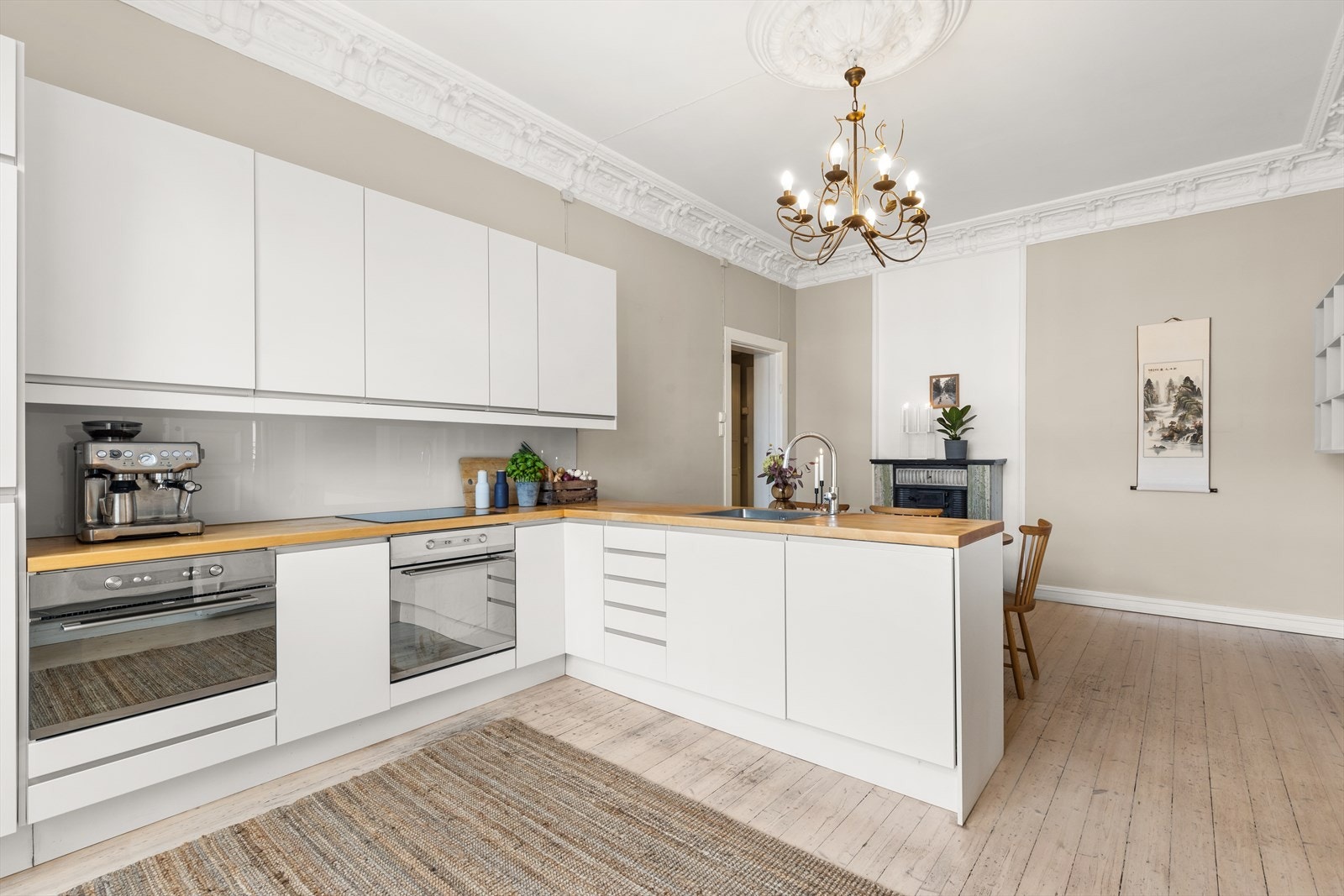 Innfelte hvitevarer som stekeovn, mikrobølgeovn, kjøl/frys, oppvaskmaskin og platetopp. Galleribilde