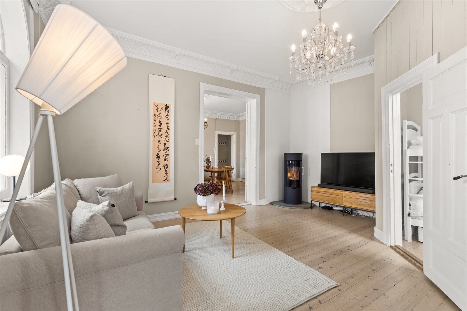 Fortsetter man videre inn gjennom de doble fløydørene kommer man til en lys og romslige stue med behagelig atmosfære. Galleribilde