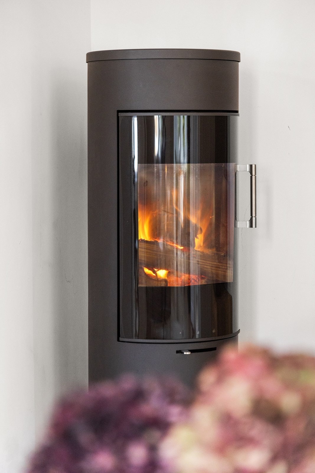 Moderne peisovn fra 2015 bidrar til gode oppvarmingsmuligheter på kalde høst- og vinterdager. Galleribilde