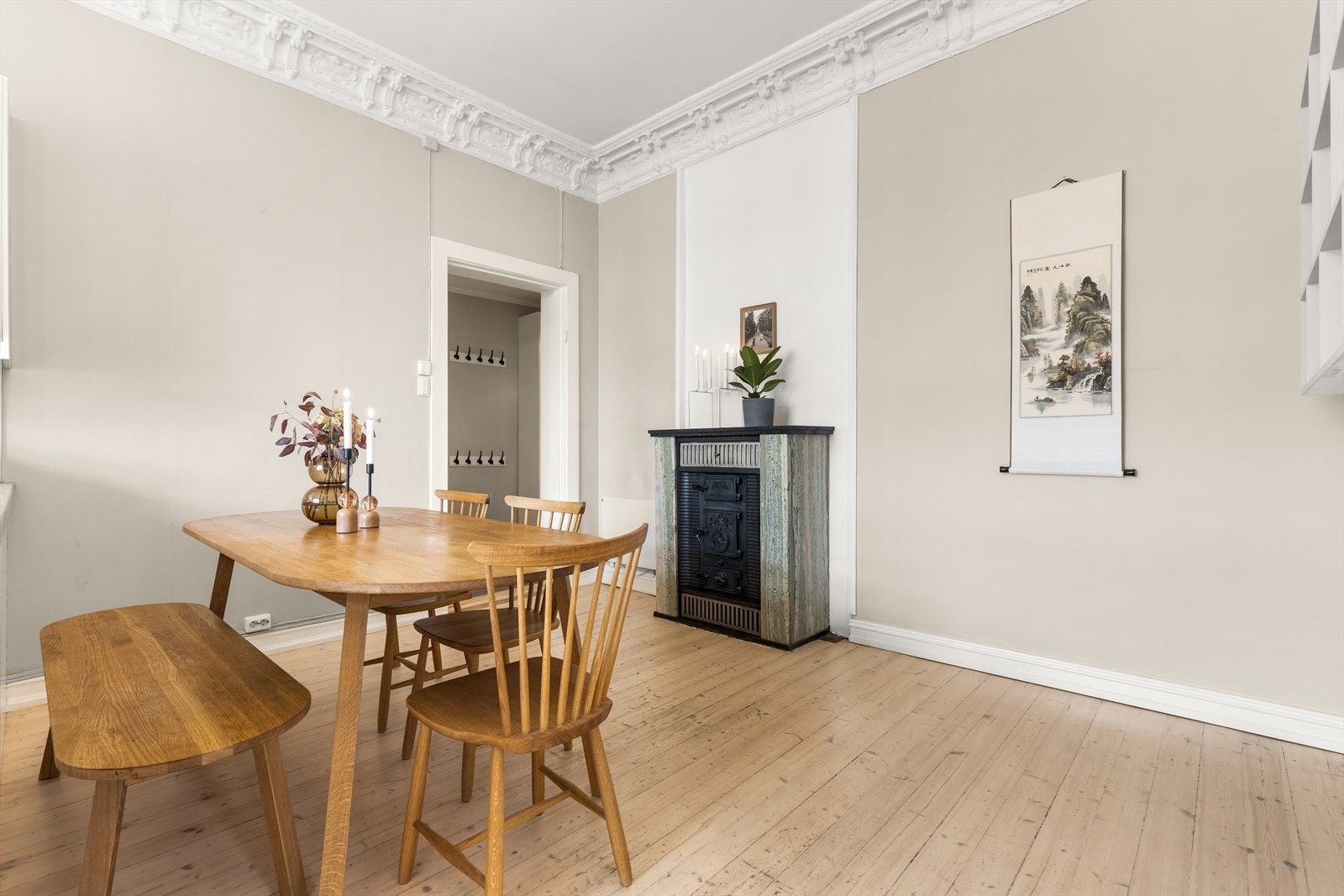 Leilighetens klassiske detaljer er bevart som f eks rosett, stukkatur, tregulv og doble fløydører. Galleribilde