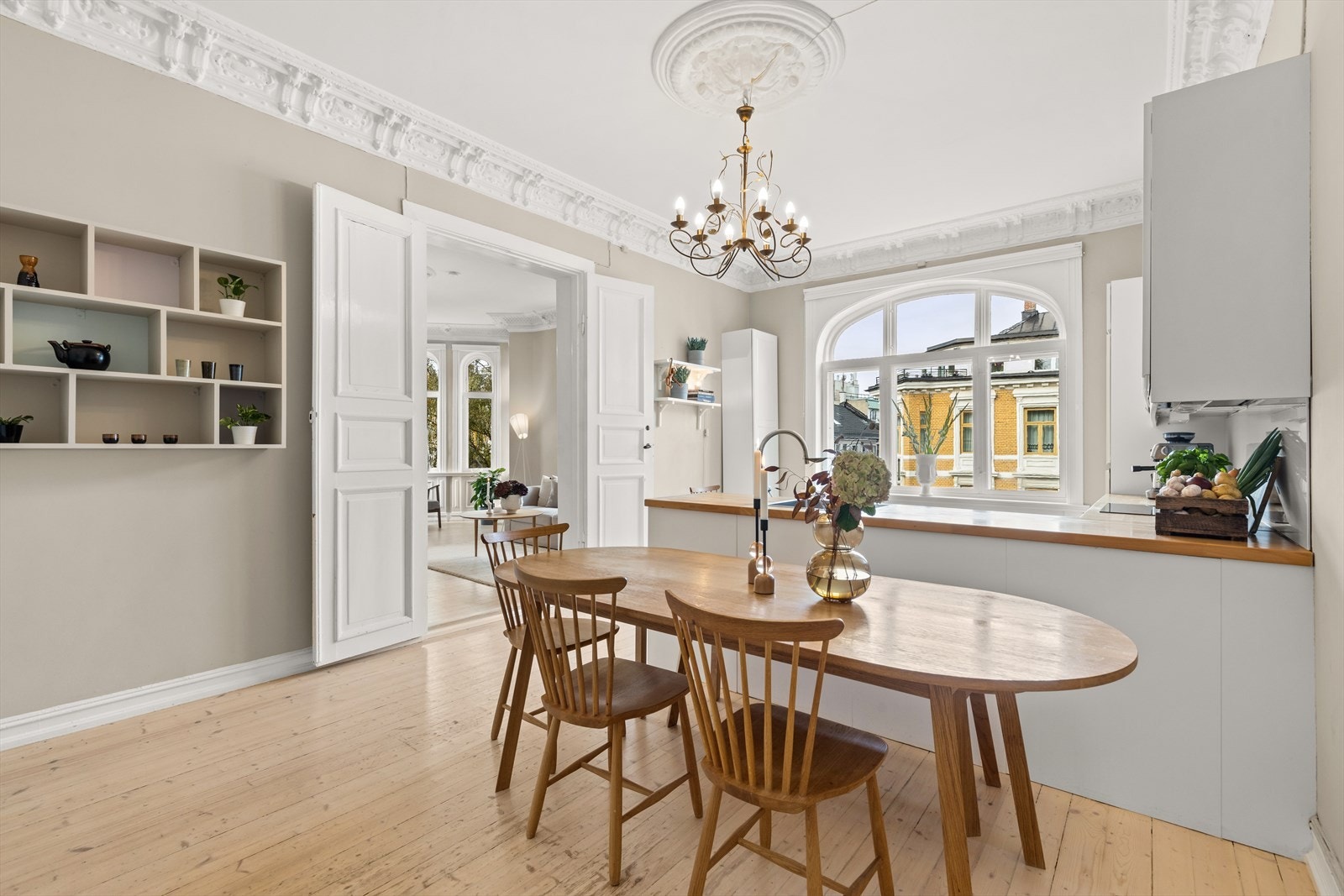 Stort og meget romslig kjøkken med nyere innredning fra 2012. Galleribilde