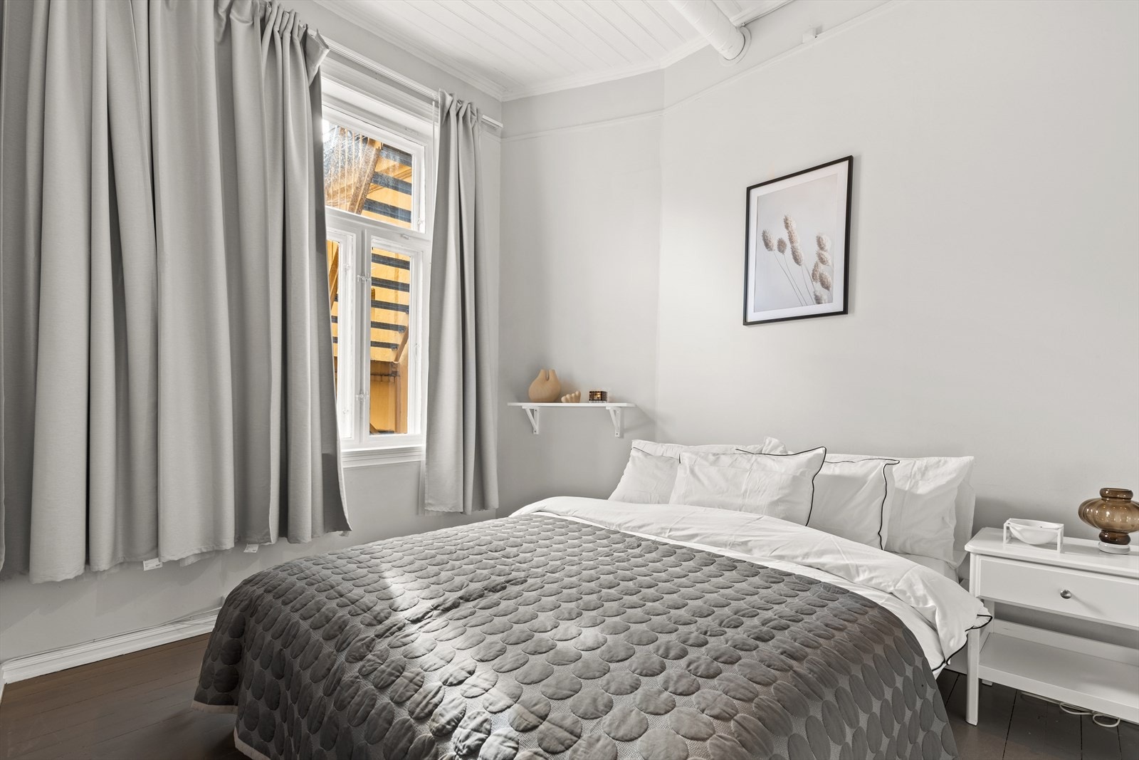 Meget romslig hovedsoverom med god plass til dobbeltseng og f eks et hjemmekontor for den som ønsker det. Galleribilde