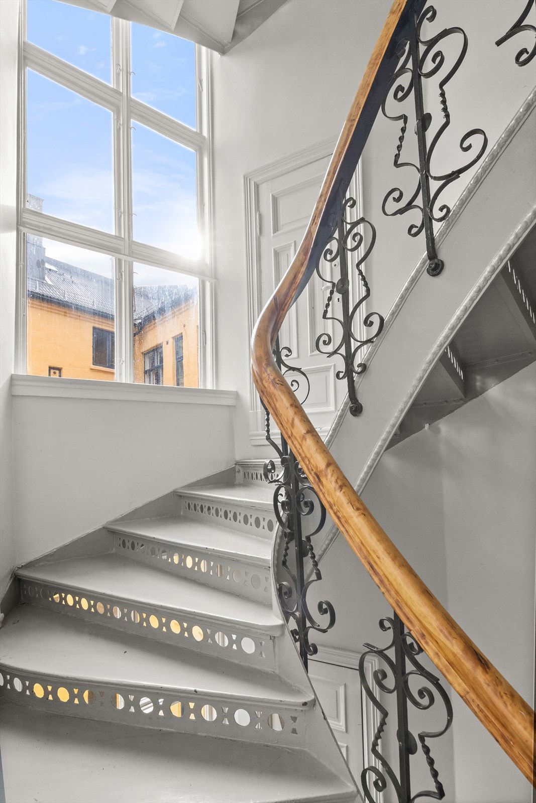 Trappeoppgang med klassiske detaljer. Galleribilde