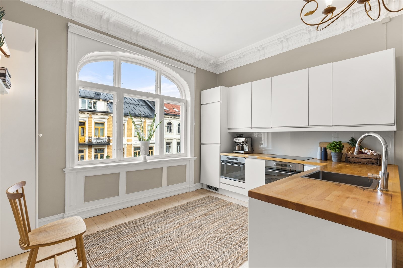 Rommet oppleves som sosialt og det er god plass til et stort spisebord med mulighet for mange middagsgjester - her kan du samle både venner og familie enten det er til fredagstaco, bursdagsfeiring eller 17 mai feiring. Galleribilde