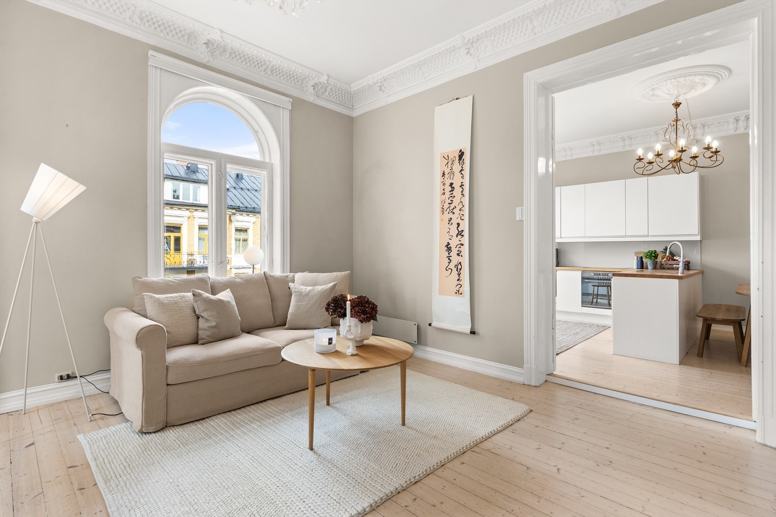 Leiligheten har en god størrelse på 77 kvm og generøs takhøyde. De store, buede vinduene gir leiligheten særpreg i tillegg til rikelig med lys. Galleribilde