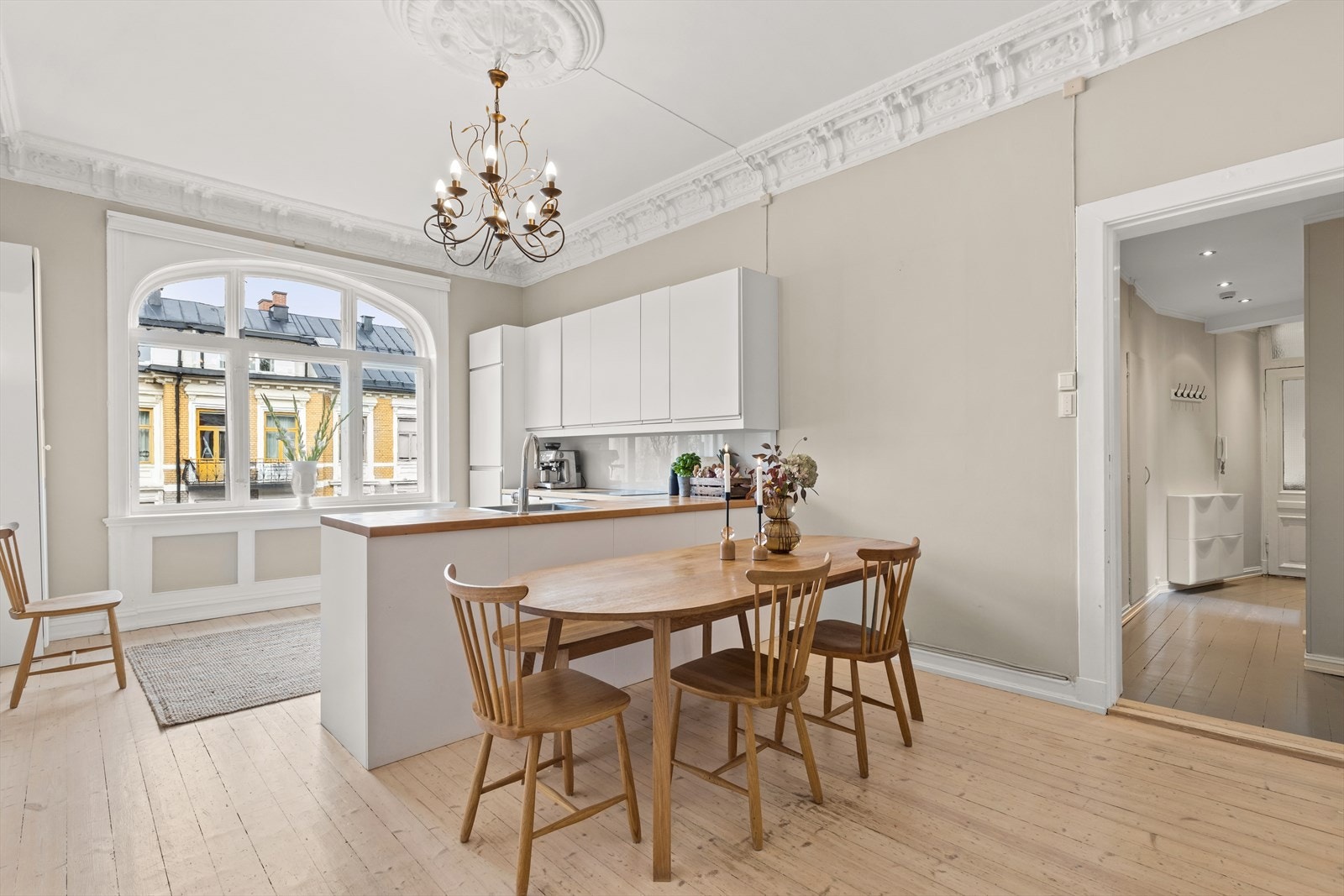 De vakre buede vinduene gir rommet et unikt preg, i tillegg sørger de store vindusflatene for meget gode lysforhold. Galleribilde